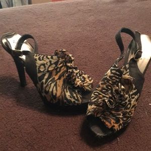 Dressy heels with leapord motif.